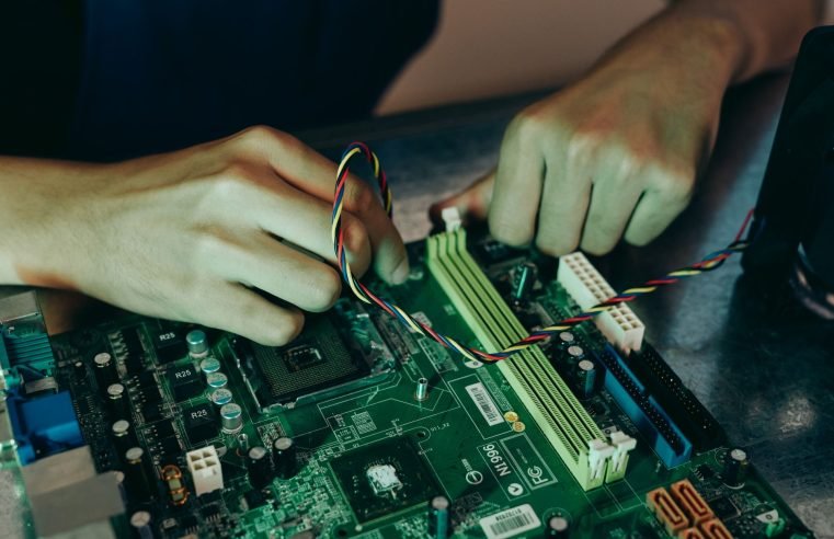 Difference Between Industrial Internet Of Things (IIoT) and Internet of things (IoT):